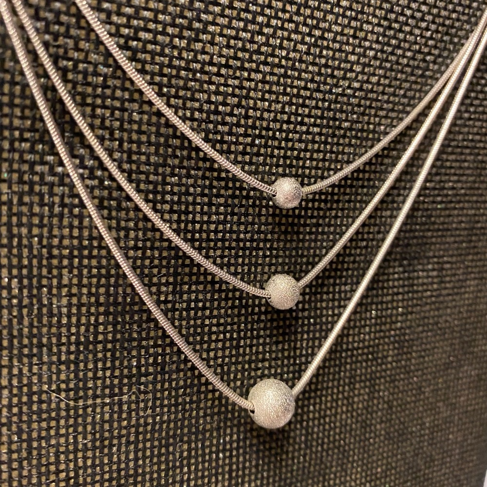 NECKLACE | Costume Jewelry | White/Silver Metal | Simplicity | EUC